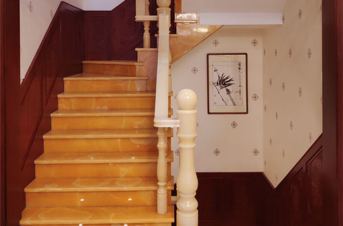 鸡西中式别墅室内汉白玉石楼梯的定制安装装饰效果